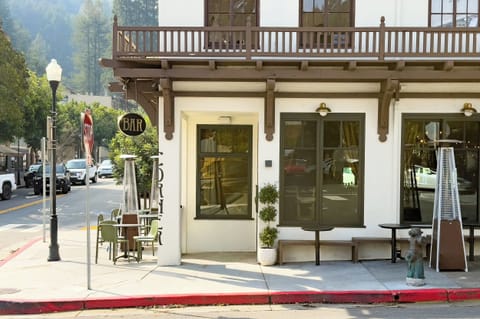 Lively dining and neighborhood spots steps away—no car needed.