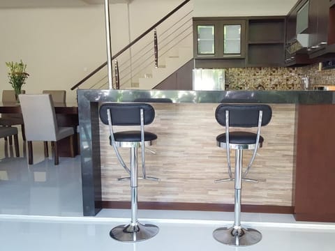 Villa, 3 Bedrooms, Private Pool, Garden View | Dining