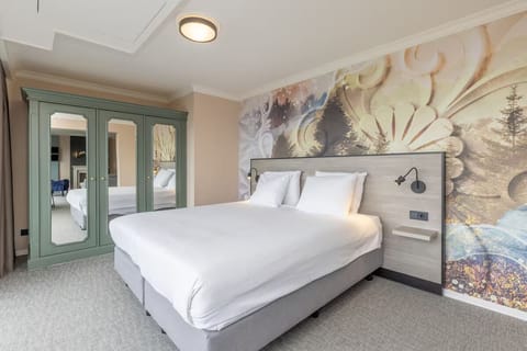 Drift off in crisp linens with plenty of wardrobe space.