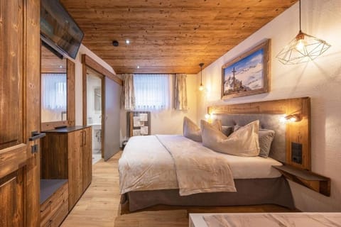 Deluxe Apartment, 2 Bedrooms, Kitchen, Garden View | Individually decorated, individually furnished, blackout drapes