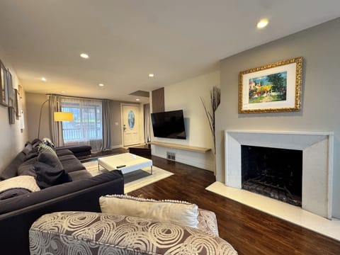 Seattle View Skyline and Water Modern 4BD 3BA House in Tukwila