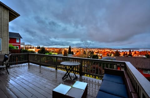 Seattle View Skyline and Water Modern 4BD 3BA House in Tukwila