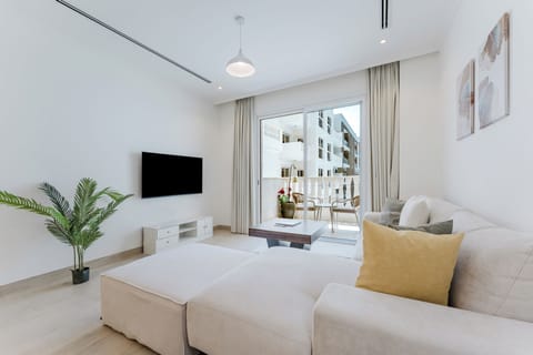Exclusive Apartment, 1 King Bed, Air conditioning, Pool View | Living room | 40-inch Smart TV with digital channels