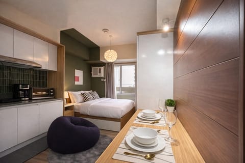 Enjoy a bright and functional studio with city views, stylish dining setup, and everything you need for a relaxing stay.