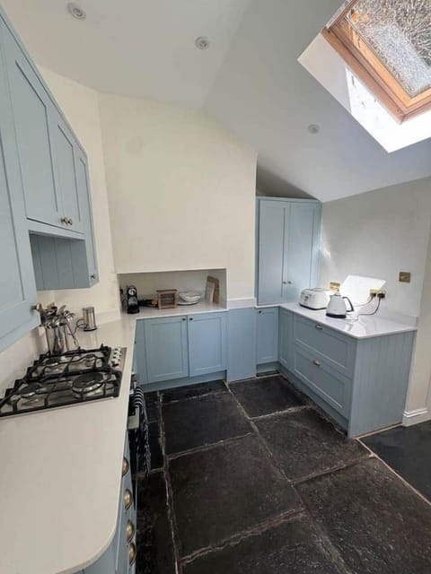 Idyllic Waterside Georgian Cottage House in Taunton Deane