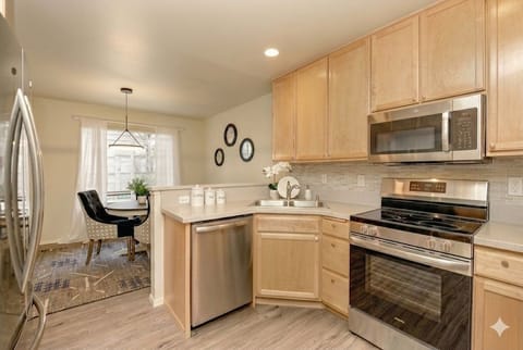 Bright & Spacious Renton Retreat: Dedicated Office + Modern Vibe Apartment in Cascade-Fairwood