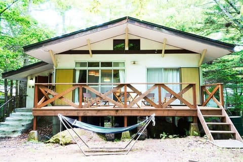 広いウッドデッキが自慢のロッジ1.jpg