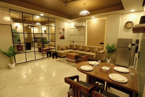 Desk, laptop workspace, iron/ironing board, free WiFi