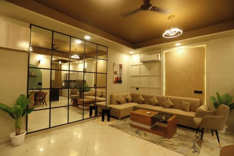 Desk, laptop workspace, iron/ironing board, free WiFi