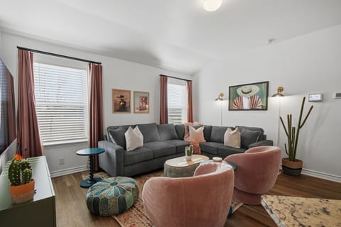 Desert Chic Comfort - Near SeaWorld & Lackland AFB House in San Antonio