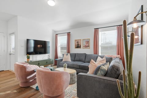 Desert Chic Comfort - Near SeaWorld & Lackland AFB House in San Antonio