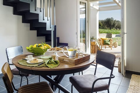 Classic Apartment, Courtyard View | Dining