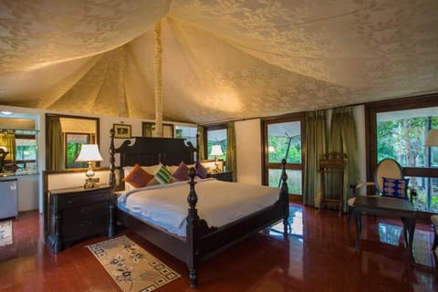 Luxury Tent | Minibar, laptop workspace, iron/ironing board, bed sheets