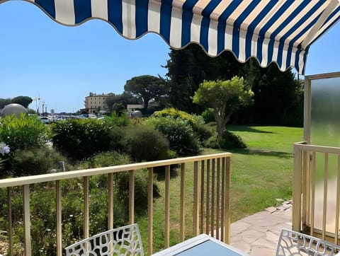Azur Pool Sea And Sun – Pool, Beach Walk & Private Parking on the Côte d'Azur Apartment in Mandelieu-La Napoule
