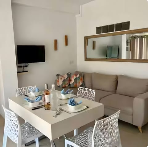 Azur Pool Sea And Sun – Pool, Beach Walk & Private Parking on the Côte d'Azur Apartment in Mandelieu-La Napoule