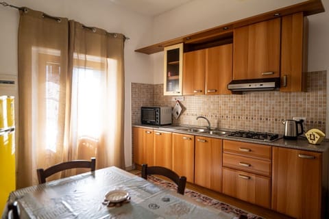 Apartment, Kitchen, City View | Private kitchen | Full-size fridge, microwave, stovetop, dishwasher
