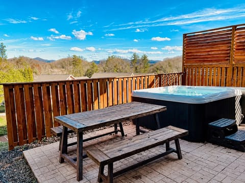 Hot Tub & Mountain Views