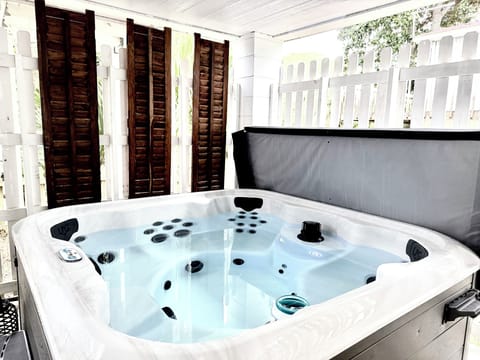 7-seater spa in the party zone. Cover lift allows for 1 person to easily remove.