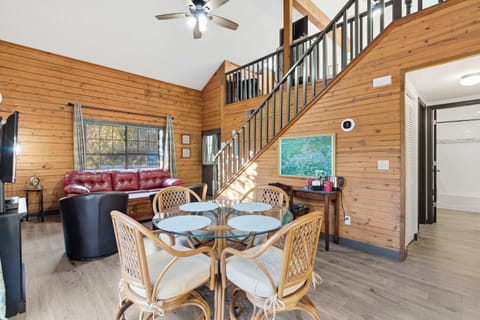 Cabin, Multiple Beds, Patio, Garden View (The Traveler’s Nest) | Living area