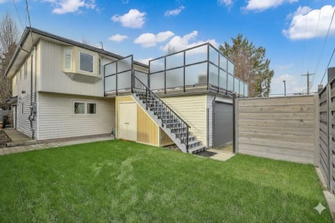 Modern 4 Bedroom with large outdoor spaces - 15 mins to downtown House in Vancouver