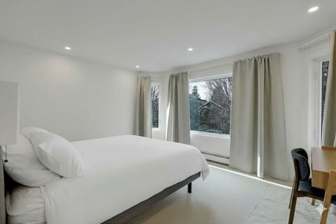 Modern 4 Bedroom with large outdoor spaces - 15 mins to downtown House in Vancouver