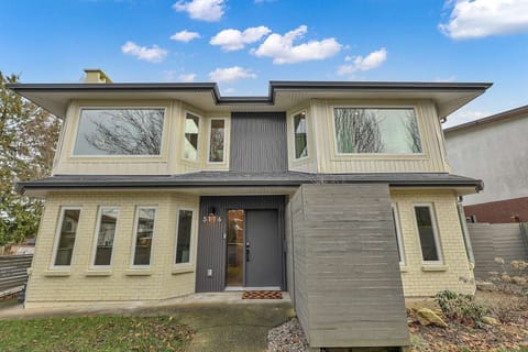 Modern 4 Bedroom with large outdoor spaces - 15 mins to downtown House in Vancouver