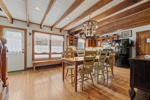 Amoroso Cottage | 3/2.5, Full Kitchen, Fire-pit & Grill House in Fredericksburg