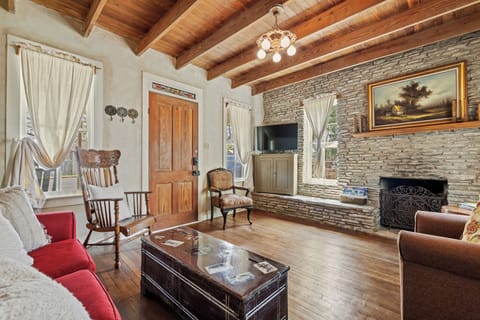 Amoroso Cottage | 3/2.5, Full Kitchen, Fire-pit & Grill House in Fredericksburg