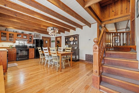 Amoroso Cottage | 3/2.5, Full Kitchen, Fire-pit & Grill House in Fredericksburg