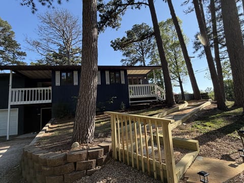 `The Perch` 3 Bedroom Home with Spacious Living Room