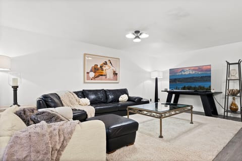 Walk to Downtown.  Charming Gig Harbor Retreat. House in Gig Harbor