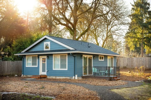 Cozy 2-bedroom cottage in terrific Tigard Cottage in Tigard