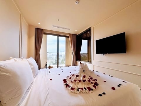 Premium Double Room | Egyptian cotton sheets, premium bedding, minibar, desk