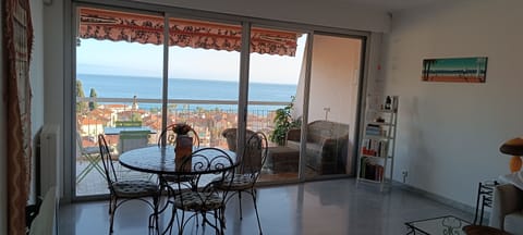 Beautiful and bright apartment with fantastic 180 degree sea views Apartment in Menton