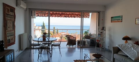 Beautiful and bright apartment with fantastic 180 degree sea views Apartment in Menton