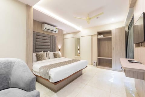 Deluxe Suite, City View | Desk, laptop workspace, soundproofing, free WiFi