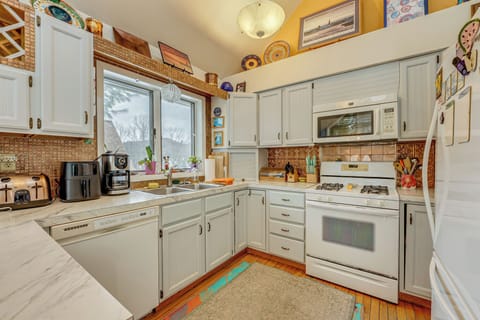 Kitchen | Main Level