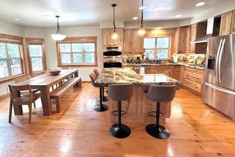 Spacious 6-bedroom estate on 3 acres by Lake Cle Elum w/sauna, hot tub,theater House in Roslyn