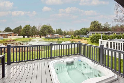 The Water Hole, Allerthorpe Golf & Country Park, York - Host & Stay