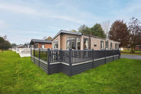Four Seasons Lodge, Allerthorpe Golf & Country Park, York - Host & Stay