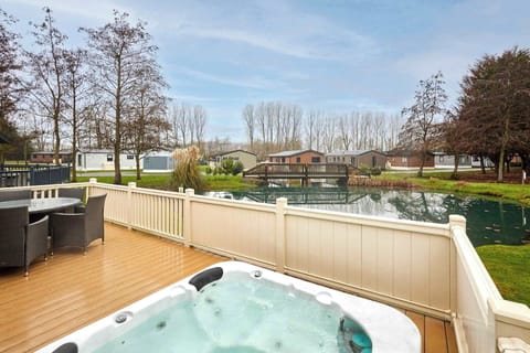Enzo's Lodge, Allerthorpe Golf & Country Park, York - Host & Stay