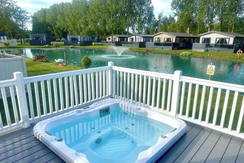 Honey Bee Lodge, Allerthorpe Golf & Country Park, York - Host & Stay