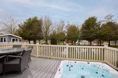Crucible Lodge, Allerthorpe Golf & Country Park, York - Host & Stay