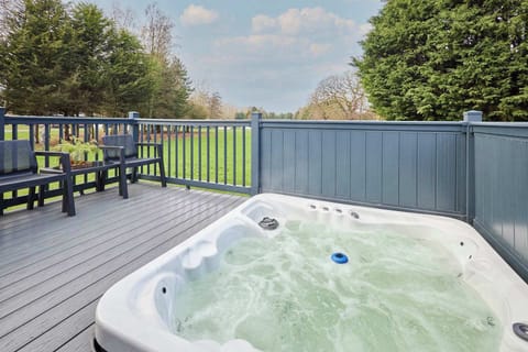The Kestrel, Allerthorpe Golf & Country Park, York - Host & Stay
