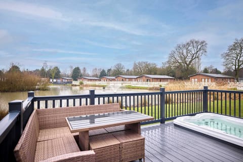 Ally Up Lodge, Allerthorpe Golf & Country Park, York - Host & Stay