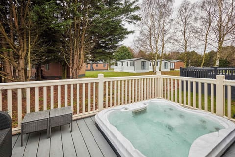 Woodpark Lodge, Allerthorpe Golf & Country Park, York - Host & Stay