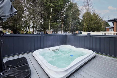 Country Cabin, Allerthorpe Golf & Country Park, York - Host & Stay