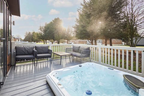 Fairview Lodge, Allerthorpe Golf & Country Park, York - Host & Stay