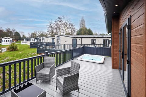 Mulberry Lodge, Allerthorpe Golf & Country Park, York - Host & Stay