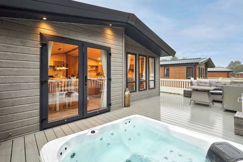 Peace Lodge, Allerthorpe Golf & Country Park, York - Host & Stay